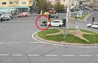 Kırmızı ışıkta duran motosikletliyi metrelerce...