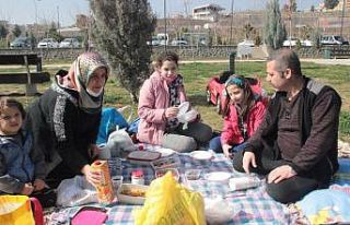 Kısıtlama kalktı vatandaşlar parklara akın etti