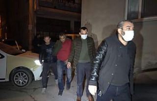 Kısıtlamada kovalamaca sonucu yakalanan zanlıdan...