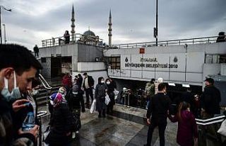 Kısıtlamasız ilk cumartesinde vatandaşlar Eminönü’ne...