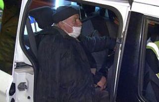 Kısıtlamayı deldi, alçılı kolla araba sürerek...