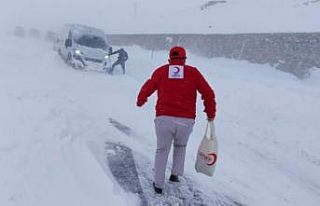 Kızılay, Tendürek Dağı’nda mahsur kalan araçtaki...