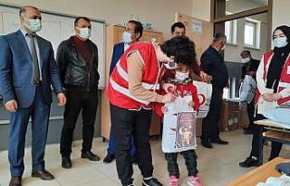 Kızılay’dan öğrencilere kıyafet yardımı