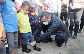 Kocaispir, çadırları tek tek gezdi gıda kolisi...