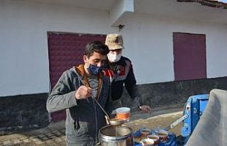 Kolluk kuvvetlerine her gün sıcak çorba ikram ediyor