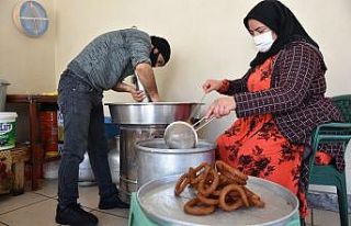Komşusuna rica ederek öğrendi, geliri ile çocuklarını...