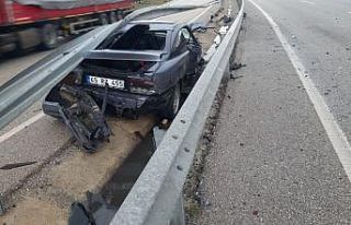 Kontrolden çıkan araç demir bariyerlere çarptı