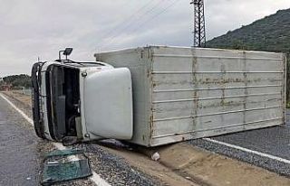 Kontrolden çıkan kamyon yola devrildi