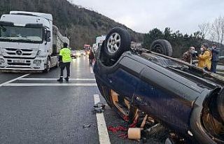 Kontrolden çıkan otomobil aydınlatma direğine...