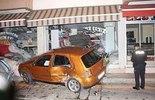 Kontrolden çıkan otomobil ortalığı savaş alanına...