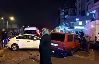 Kontrolden çıkan otomobil park halindeki araçlara...