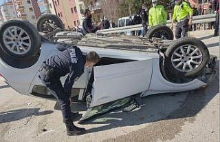 Kontrolden çıkan otomobil refüje çarpıp ters...