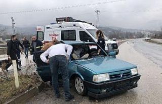 Kontrolden çıkan otomobil refüje çarptı: 2 yaralı