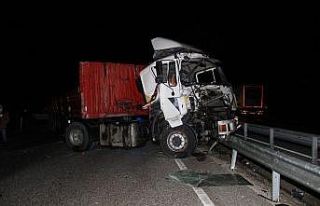 Kontrolden çıkan tır karayolunu trafiğe kapattı