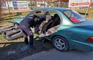 Kontrolden çıkarak refüje çarpan araç içerisinde...