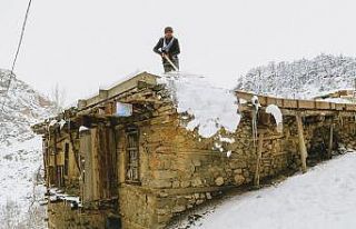 Konya’da toprak damlı evlerde kar kürüme mesaisi