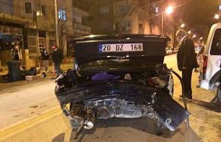 Köpeği ezmemek için kaldırımdaki otomobillere...