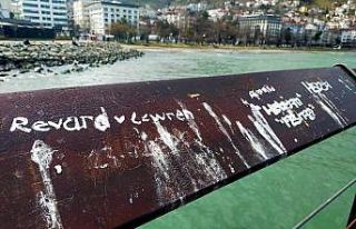 Korkuluklar yazı tahtasına döndü