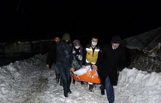 Köy yolu kardan kapandı, hasta 5 saatlik çalışmayla...