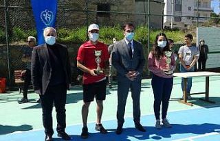 Kozan’da tenis turnuvasında kupalar sahiplerini...