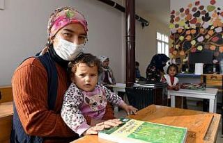 Kucaklarında bebekleriyle okuma-yazma öğreniyorlar