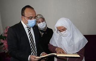 Kur’an-ı Kerim okumak için okuma yazma öğrenen...