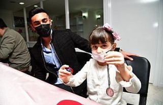 Kursiyer kadınlara eşlerinden 8 Mart Jesti