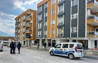 Kuru sıkı tabancayla oynayan genç kendini vurdu