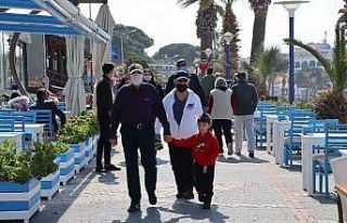 Kuşadası kısıtlamasız ilk pazarı yoğun geçirdi