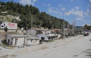 Kuşadası’nda dere yatağındaki evler vatandaşlarla...