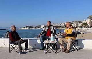 Kuşadası’nda vatandaşlar sahil bandına ve şehir...