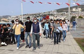 Kuşadası’nda vatandaşlar sahile akın etti