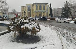 Kütahya’da aralıklarla yağan kar, il merkezini...