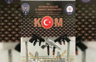 Kütahya’da bir araçta 3 ruhsatsız tabanca ele...