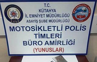 Kütahya’da bir araçta ruhsatsız tabanca ve uyuşturucu...