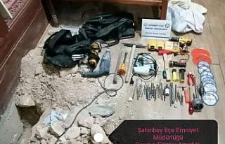 Kuyumcuyu soymaya çalışırken suçüstü yakalandı