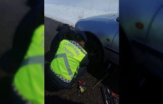 Lastiği patlayan vatandaşın imdadına Jandarma...