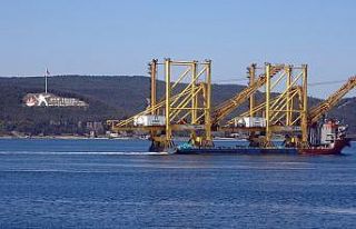 Liman vinci taşıyan gemi Çanakkale Boğazı’ndan...