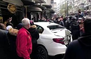 Lüks otomobilin çarptığı araç dükkana girdi:...