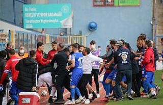 Maç sonrası sahada arbede çıktı