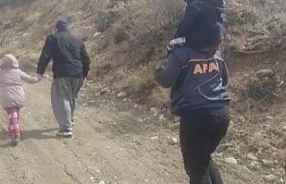 Mahsur kalan çocukları sırtlarında taşıyarak...