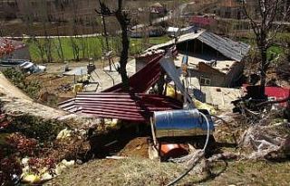 Malatya’da fırtına onlarca ahırın ve evin çatısını...
