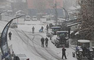 Malazgirt’te baharın ilk gününde lapa lapa kar...