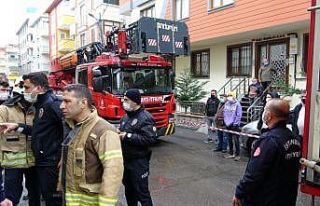 Maltepe’de yangında içeride mahsur kalan adamı...