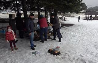 Mangalın keyfini Uludağ’da çıkardılar