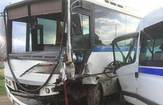 Manisa’da iki işçi servisi çarpıştı: 10 yaralı