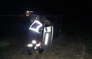 Manisa’da otomobil refüje çarpıp tarlaya uçtu:...