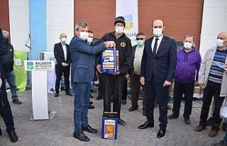 Manyas’ta arı üreticisine yem desteği
