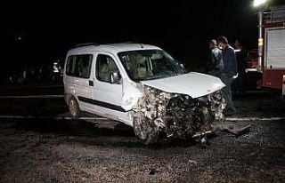 Mardin’de kamyonet ile otomobil kafa kafaya çarpıştı:...