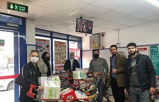 Market sepetiyle kapı kapı dolaşıp iyilik dağıttılar